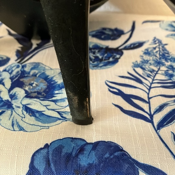 Guess Women’s Black Suede T-Strap 4 1/2” Stiletto Sz 9 Heels-small G on heels - Picture 12 of 13